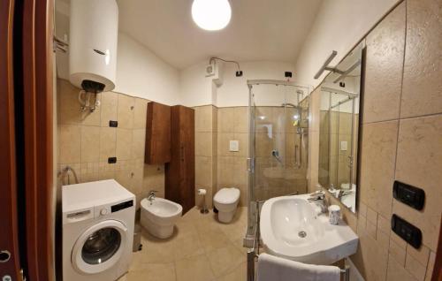 een badkamer met een wastafel en een wasmachine bij Sph24 Appartamento Alghero Via Mazzini in Alghero