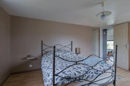 um quarto com uma cama de metal num quarto em Cabanon en bord d'estuaire calme en pleine nature em Saint-Yzans-de-Médoc