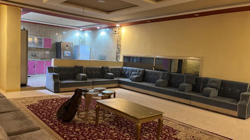 una sala d'attesa con divano e tavolo di استراحات يمك دروبي a Madain Saleh
