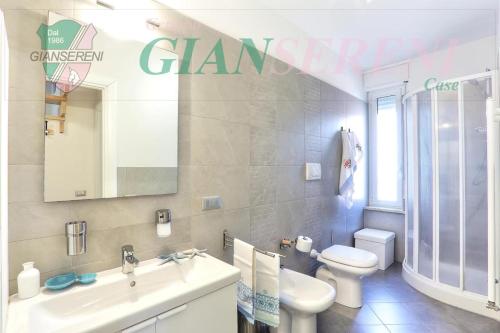 Et badeværelse på PIANOSA - Elegante appartamento sul mare