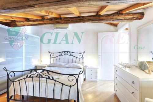 En eller flere senge i et værelse på PIANOSA - Elegante appartamento sul mare