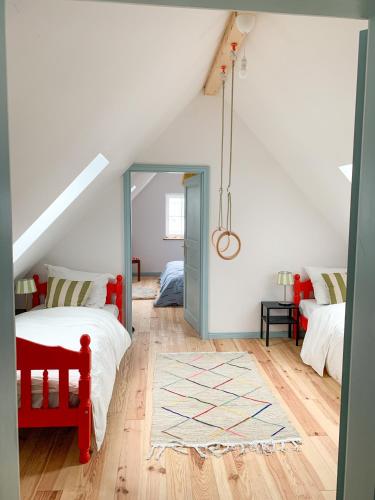 - une chambre avec 2 lits et un miroir dans l'établissement Ferienhaus Feni, à Neckargemünd