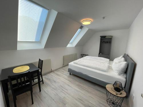 Dormitorio pequeño con cama y mesa en Apartments Laura 