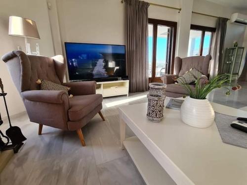 Televisyen dan/atau pusat hiburan di Villa Sobre - Spacious and Comfortable.
