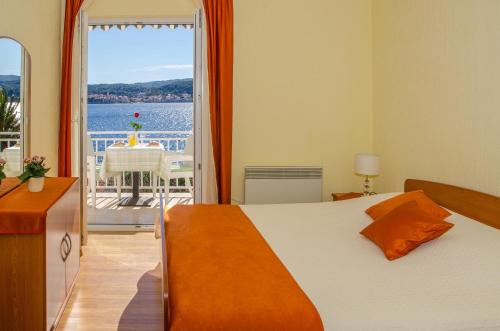 Un pat sau paturi într-o cameră la Bed & Breakfast Villa Vrgorac