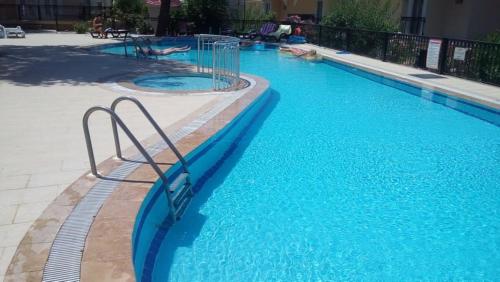 basen z niebieską wodą i plac zabaw w obiekcie Wonderful Villa In Oludeniz 2 w mieście Kayakoy