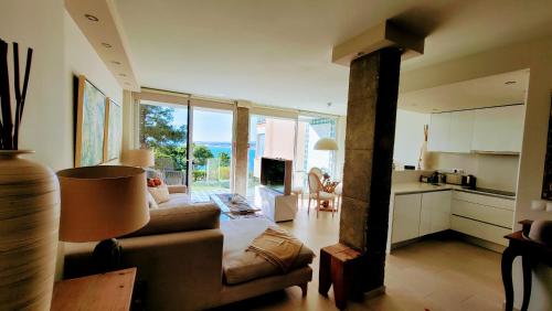 a living room with a couch and a kitchen at Sierra Bermeja in Estepona