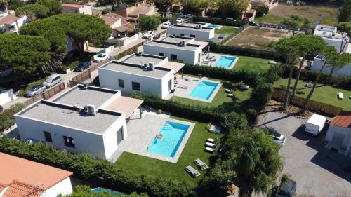 een luchtzicht op een huis met een zwembad bij MP-Casa Olivera in Torroella de Montgrí