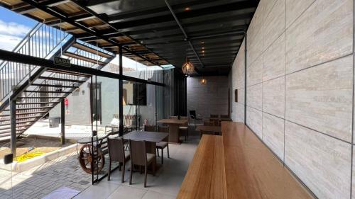 une salle à manger avec des tables et des chaises et un escalier dans l'établissement Hospedagem Quinta do Correia, à Penha