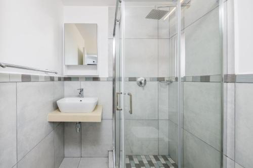 y baño con lavabo y ducha. en San Lameer Villa 2519 - Bachelor Studio - 2 pax - San Lameer Rental Agency, en Southbroom