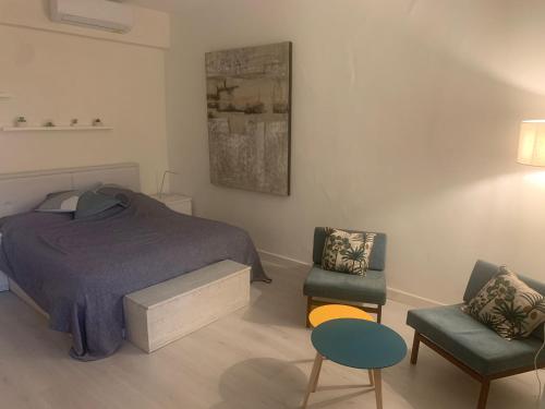 A bed or beds in a room at The secret window on the river Arno