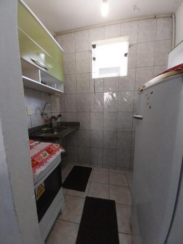 Elle comprend une petite cuisine équipée d'un évier et d'un réfrigérateur. dans l'établissement Apto JOSENINOS, à Campos dos Goytacazes