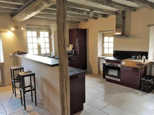 - une cuisine avec un comptoir et une cuisinière four supérieur dans l'établissement Charme et calme dans une bergerie du XVII ème, à Urrugne