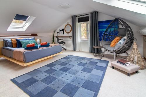 uma sala de estar com um sofá e um baloiço em PRIVACY Entire BARN for 4 Garden Cliff Vobster Quay Frome Longleat Bath Stonehenge BBQ HQ & Pet FREE-ndly em Radstock