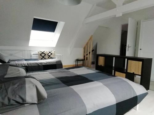 une chambre avec un grand lit dans une pièce dans l'établissement Au fil de la lys, à Merville