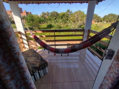 una hamaca en el balcón de una casa con vistas en Casa charmosa em ARMAÇÃO DOS BÚZIOS, en Búzios