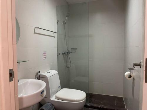 Lux Skyline KL Greenbelt, Isabel’s Makati Rooms