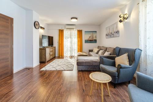 ein Wohnzimmer mit einem Sofa und einem Tisch in der Unterkunft Peters apartment in Sutivan