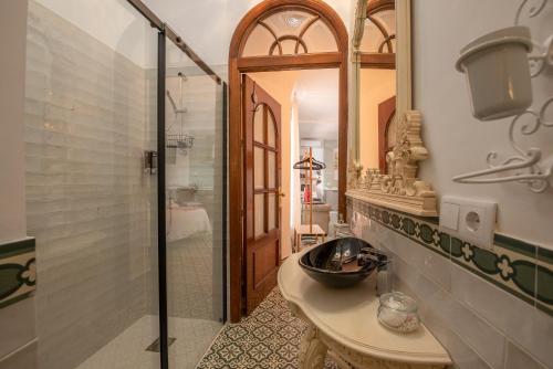 een badkamer met een wastafel en een glazen douche bij La Casona Verde in Almodóvar del Río