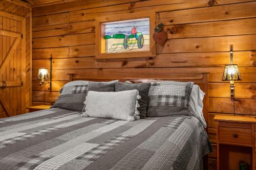 sypialnia z łóżkiem w drewnianej ścianie w obiekcie The Mountain Farmer w mieście Sevierville