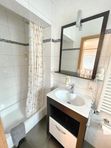 Bilik mandi di BnB Fliegerhaeusle Hagnau 24h Self Check In
