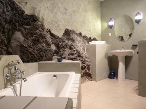y baño con bañera y lavamanos. en Domaine de Coussères, en Saint-Paul-de-Fenouillet