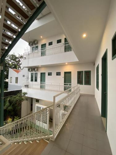 un corridoio vuoto di una casa con balcone di BINUMAR GUEST HOUSE PEKALONGAN a Pekalongan