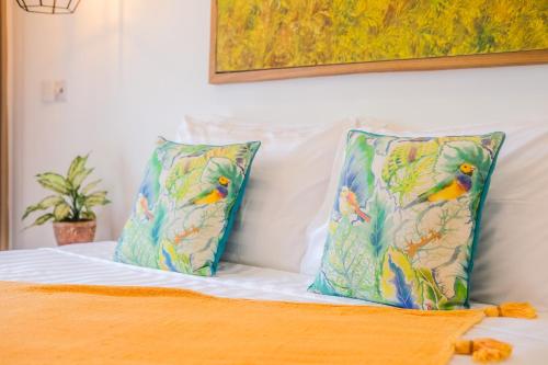 een bed met twee kussens erop bij Villa Bonsai Kecil Pererenan in Munggu