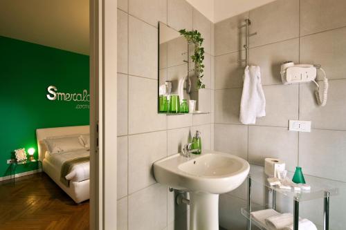 łazienka z umywalką, lustrem i łóżkiem w obiekcie GIO'EL Happiness Guest House w Bergamo