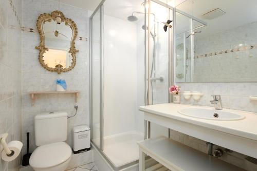 y baño con aseo, lavabo y ducha. en Strandhotel 14, en Laboe
