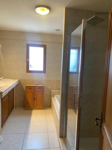 une salle de bain avec une douche, une baignoire et un lavabo dans l'établissement Chez Cathy et Philippe, à Vérargues