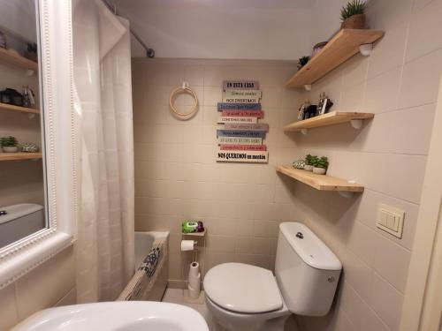 A bathroom at Precioso apartamento en La Toja
