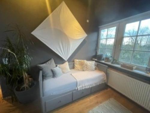 En eller flere senge i et værelse på Wunderschöne Loft-Stadtwohnung