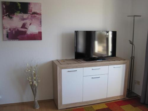 einen TV auf einem Schrank mit einem TV in der Unterkunft Bahnhofstr Apartment in Castrop-Rauxel