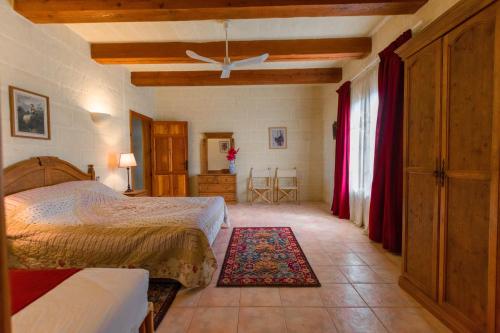 a bedroom with a bed and a ceiling at Stunning 3 bedroom Farmhouse with pool in Xagħra