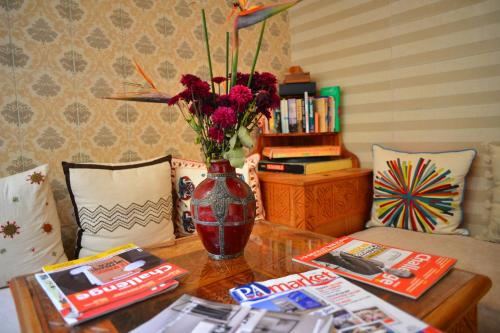 - un vase avec des fleurs sur une table dans le salon dans l'établissement Riad Marana Hotel & Spa, à Marrakech