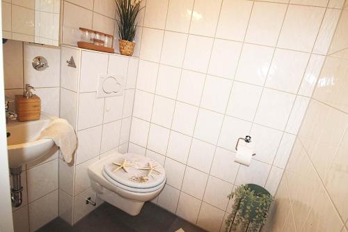 Ένα μπάνιο στο Cozy Apartment with Balcony