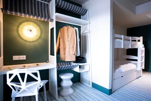 Cette chambre pour enfants comprend des lits superposés et un placard. dans l'établissement Ibis Styles Le Touquet, à Le Touquet-Paris-Plage