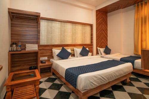 Ostel By Orion Hotels -Udaipur في أودايبور: غرفة نوم بسرير كبير ونافذة