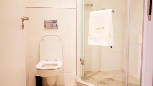 Precious Paradise Zimbali Blvd في باليتو: حمام به مرحاض و كشك دش زجاجي