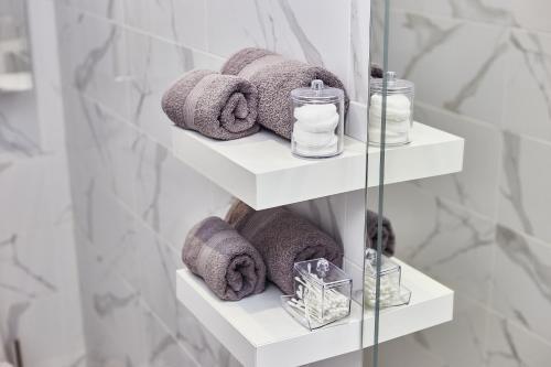 - Baño con toallero eléctrico y toallas en Apartments Club Marine, en Odessa