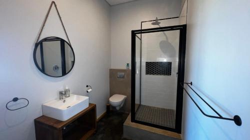 y baño con aseo, lavabo y ducha. en 72 Bushy Park, en Port Elizabeth