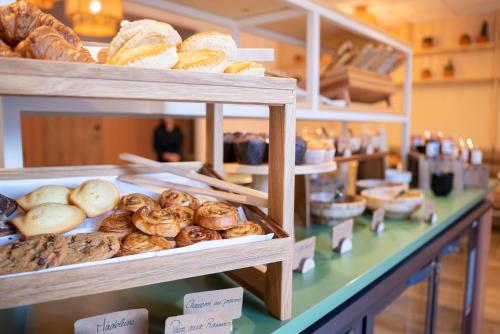 a bakery with lots of different types of bread at Ibis Styles Le Touquet in Le Touquet-Paris-Plage