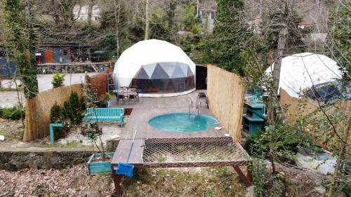 Jurte mit Pool und Zelt in der Unterkunft ozlifesapanca dome in Sapanca