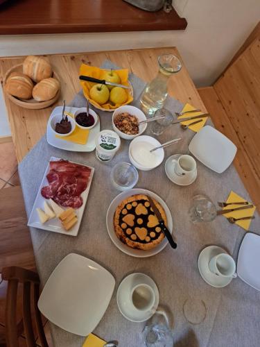 una mesa con comida encima de una mesa en El Malget, en Tuenno