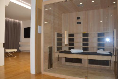 Habitación con pared de cristal y sofá. en Suite Testani, en Frosinone