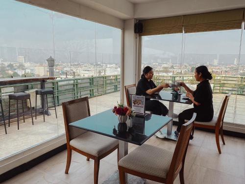 Επισκέπτες που μένουν στο Hotel De Khuvieng
