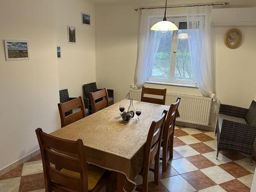 een eetkamer met een tafel en stoelen bij Márkói Vendégház 
