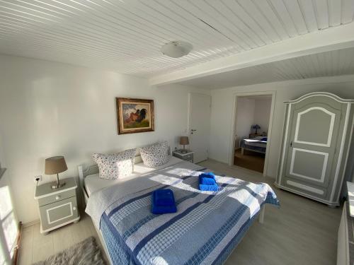 ein Schlafzimmer mit einem Bett mit einer blauen Tasche darauf in der Unterkunft Mein Haus in Pellworm