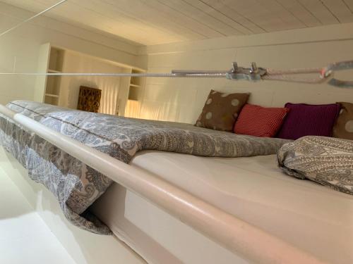 リエージュにあるLe Pavillon de Flore by Maison Brasseurs d'Etoilesの枕付きの部屋の大型ベッド1台